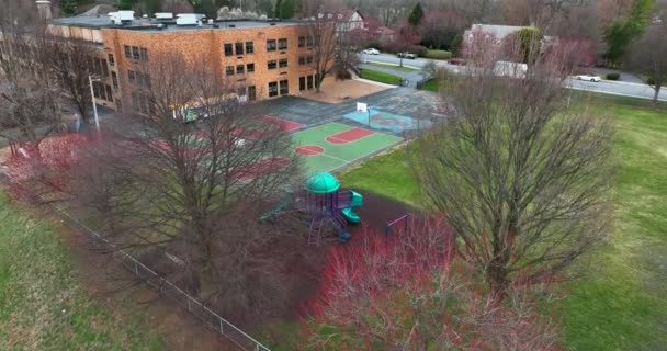 Okul Oyun Parkı Teneffüs Ekipmanlarının Hava Gösterimi Basketbol Sahası — Stok video
