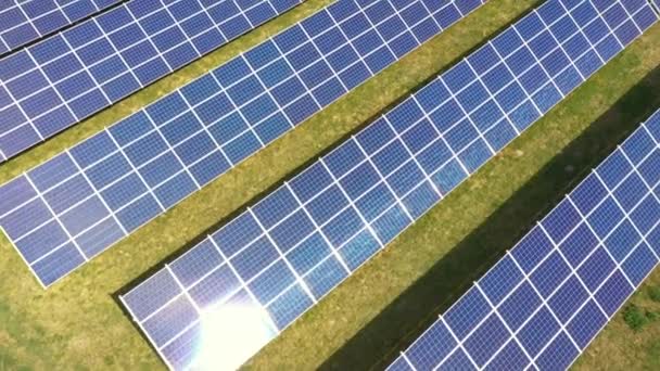 蓝色光伏太阳能电池板表面的封闭 以产生清洁的生态电 空中生产可再生能源概念 — 图库视频影像