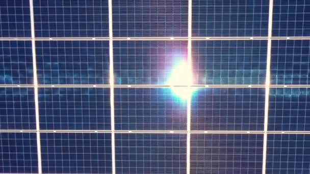 蓝色光伏太阳能电池板表面的封闭 以产生清洁的生态电 空中生产可再生能源概念 — 图库视频影像