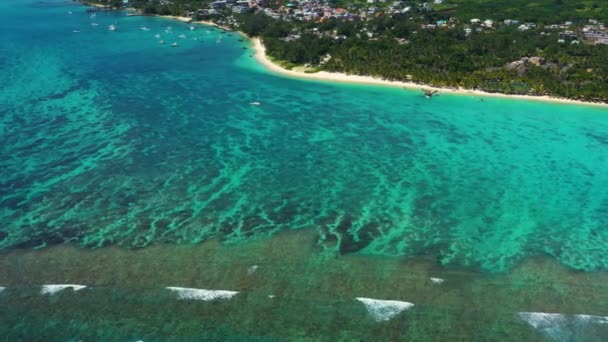 Volando Línea Costera Del Océano Drone Increíble Trou Aux Biches — Vídeos de Stock