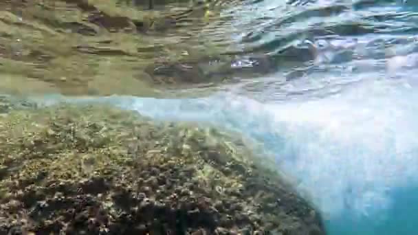 Waves Swell Air Bubbles Washing Large Barnacle Covered Rock Surface — Vídeo de Stock