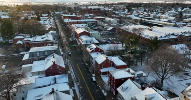 Amerikanische Stadt Winterschnee Bei Sonnenuntergang Kleinstadt Luftaufnahme Lititz Pennsylvania Usa — Stockvideo