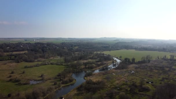 イングランド ハンプシャー郡の川と田舎の空中ビュー — ストック動画