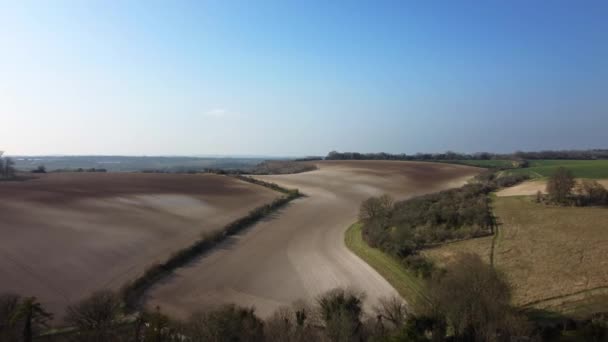 阳光明媚的日子 无人机在英国汉普郡的田野和农场上空盘旋 — 图库视频影像