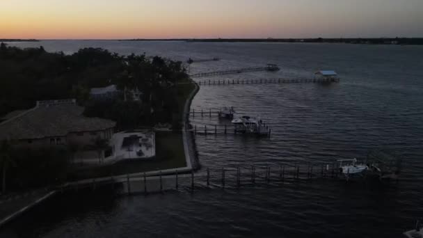 Sol Está Poniendo Una Hermosa Propiedad Frente Río Bradenton Florida — Vídeo de stock