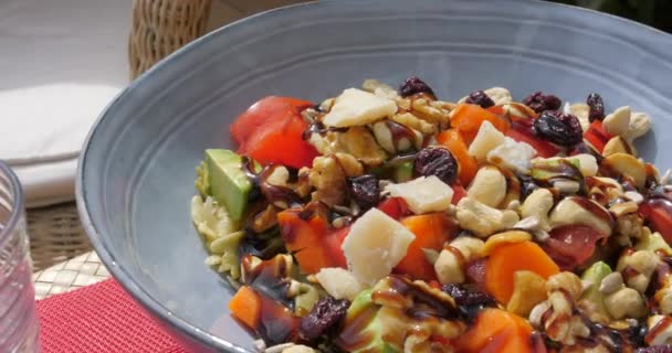 Ciotola Insalata Verdure Fresche Con Salsa Balsamica Anacardi Tritati Vicino — Video Stock