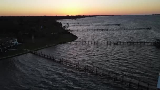 Спокойные Воды Длинными Доками Лодок Которые Курсируют Водах Залива Брадентон — стоковое видео
