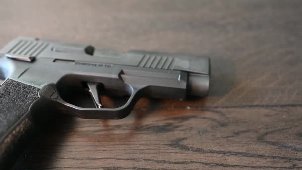 Pistola Arma Transporte Oculta Muy Popular Izquierda Derecha Deslizamiento Suave — Vídeos de Stock