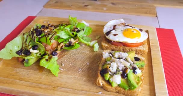 Gezonde Veganistische Dieetlunch Een Houten Dienblad Close — Stockvideo