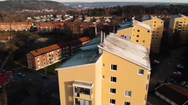 Appartementengebouw Scandinavische Land Tram Een Zonnige Ochtend Luchtcirkeling — Stockvideo