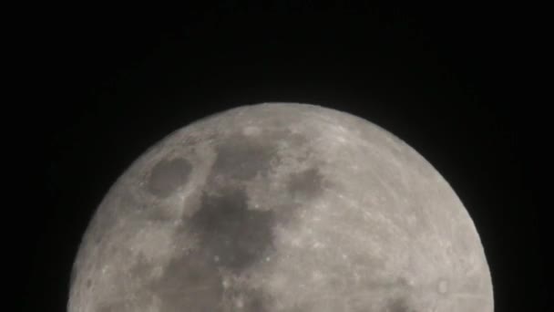Timelapse Månen Stiger Mot Mörk Himmel Med Moln Förgrunden — Stockvideo