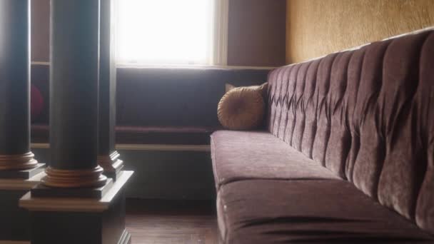 Long Velvet Couch 1900 Mansion Sunlight Peaking Window — Vídeo de stock