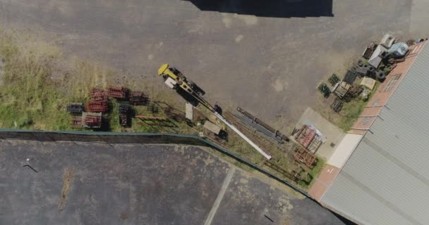 从静态空中看工厂工人用黄色起重机连接重钢产品 — 图库视频影像