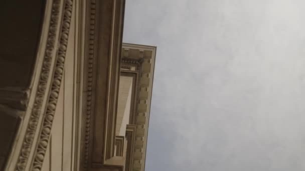 Olhando Para Arquitetura Exterior Tijolos Uma Mansão 1900 Com Céu — Vídeo de Stock