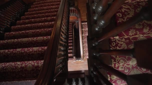 从20世纪90年代的一幢有红地毯台阶的公寓的楼梯上往下看 — 图库视频影像