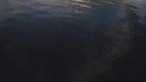 Luchtfoto Een Rustig Water Onthullen Gouden Uur Zon Boven Eilanden — Stockvideo