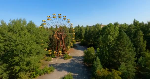 Fpv Drone Schot Rond Een Reuzenrad Zonnig Prypyat Tsjernobyl Oekraïne — Stockvideo