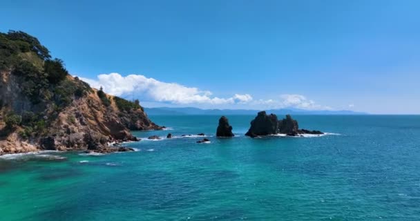 Flight Otama Bay Headland Reveals Rugged Rock Faces Jagged Reef — Vídeo de Stock