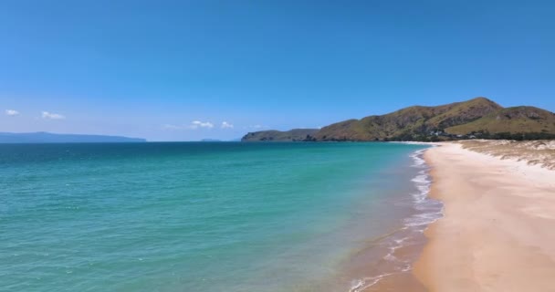 Vuelo Sobre Ondulante Surf Playa Blanca Prístina Bahía Otama Nueva — Vídeos de Stock