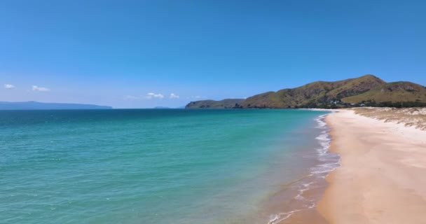 Flight Rolling Surf White Pristine Beach Otama Bay New Zealand — Vídeos de Stock