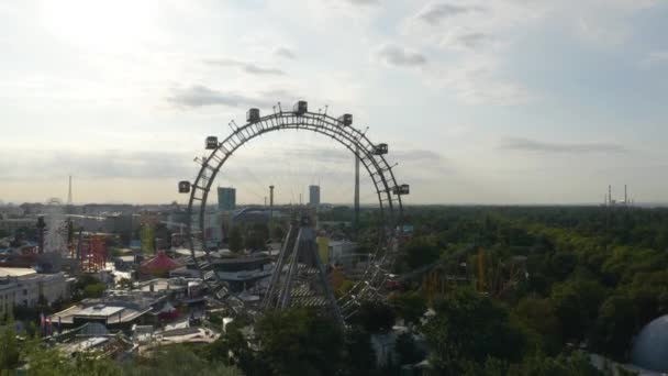 Aerial Ascending Shot Αποκαλύπτει Βιεννέζικη Giant Ferris Wheel Στη Βιέννη — Αρχείο Βίντεο