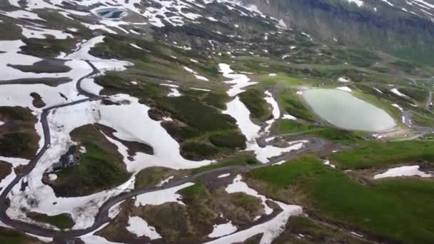Drone Skott Skidort Sommaren Med Ett Vattenreservat Och Fläckar Snö — Stockvideo