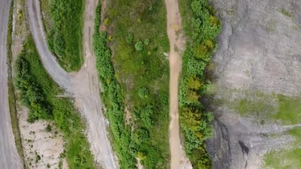 Drone Shot Facing Hiking Path Ridge Vegetation Rock — Vídeo de Stock