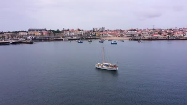 Pemandangan Udara Atas Perahu Layar Pantai Cascais Berawan Portugal Berputar — Stok Video
