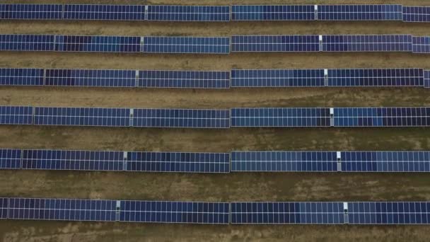 Aerial Solar Farm Neigt Sich Die Berge — Stockvideo