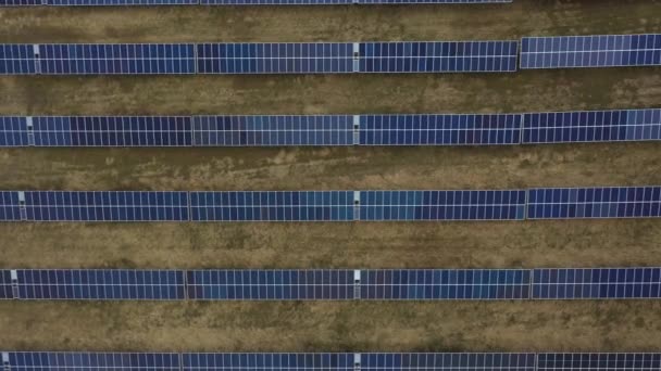 4K县太阳能电池板农场 — 图库视频影像