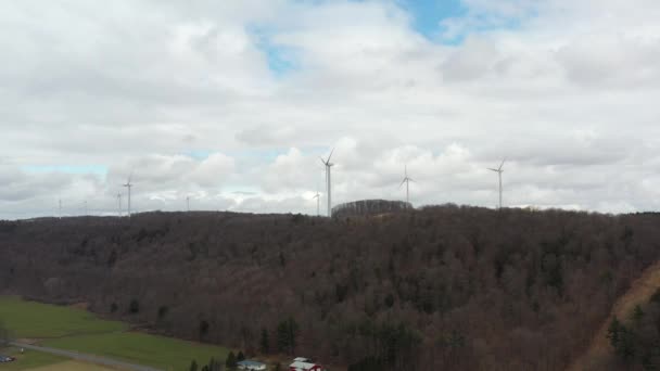 Luchtwindturbine Pan Van Rechts Naar Links — Stockvideo