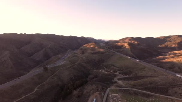 Tejon Pass Los Angeles Also Called Grapevine Aerial Divided Highway — ストック動画