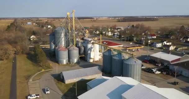 Grain Elevator Fowler Michigan Drone Video Pulling Out — стоковое видео