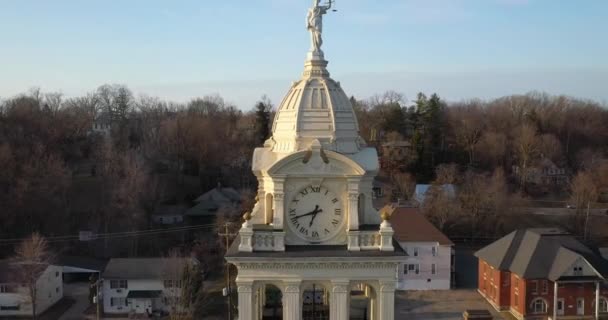 Det Historiske Tinghuset Ionia County Michigan Med Dronevideo Som Trekker – stockvideo