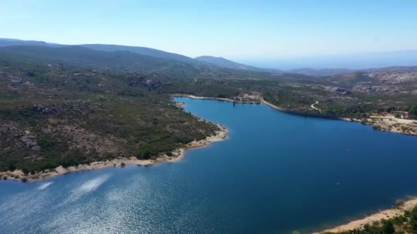 Vale Rossim湖周围的空中景观 在阳光灿烂的Serra Estrela 葡萄牙 全景无人驾驶飞机射击 — 图库视频影像