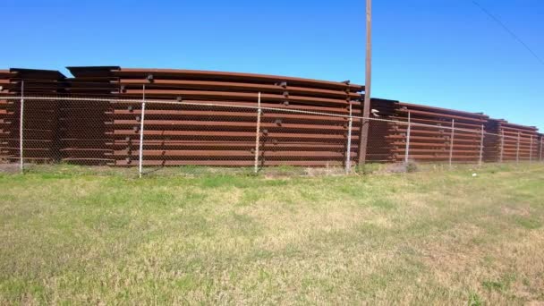 Slow Pan Material Stockpile Building Border Wall Texas Usa Mexico — Vídeo de stock