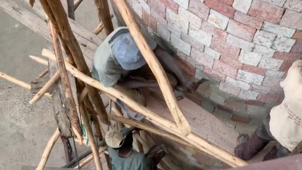 Para Pekerja Memperbaharui Batu Batu Tua Dalam Bangunan — Stok Video