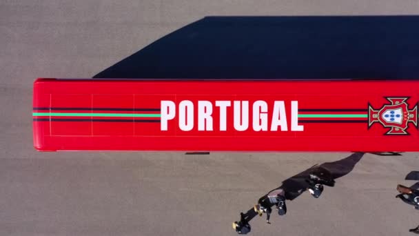 在里斯本 空中俯瞰从葡萄牙队的巴士上方上升 螺丝刀式无人驾驶飞机发射 — 图库视频影像