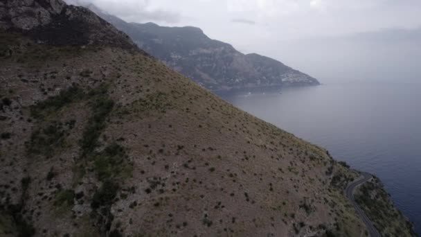 Wideo Drona Nad Wybrzeżem Amalfi Wysokości Positano Lecącego Nad Klifem — Wideo stockowe
