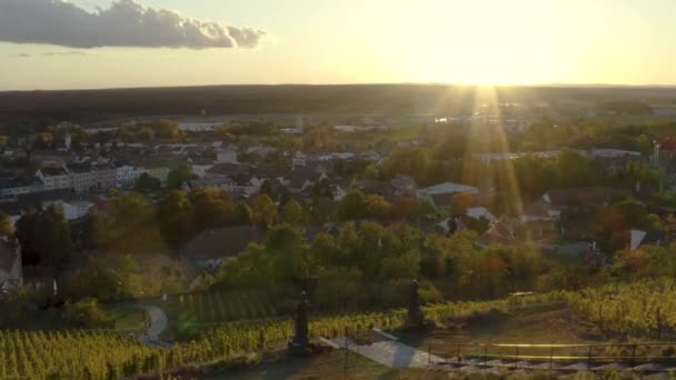 太阳落山在捷克Bzenec村上空的葡萄园山上 无人驾驶飞机 — 图库视频影像