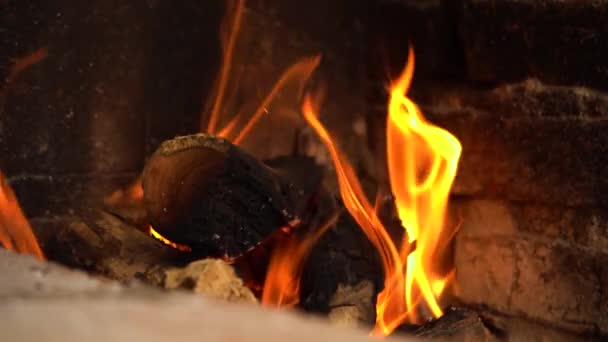 Detailní záběr plamenů ve zpomaleném filmu. Spalování malých klád