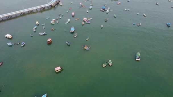 Drone Filmé Penchant Vers Haut Nombreux Bateaux Pêche Visibles Jetée — Video