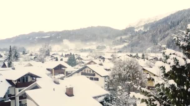 Verschneite Häuser Mit Rauchenden Schloten Garmisch Partenkirchen Drohnenschuss — Stockvideo