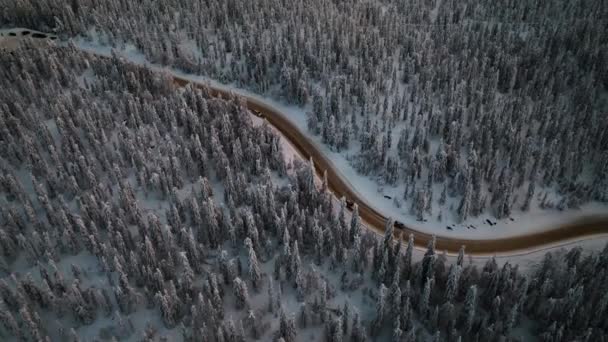 Flygfoto Efter Trafik Bergsvägen Mitt Snöiga Skogar Lappland Hög Vinkel — Stockvideo