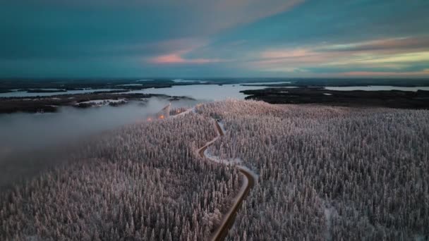 霧に覆われたブオカッティ山の頂上の空中ドローンビュー フィンランドのカイヌーの冬 — ストック動画