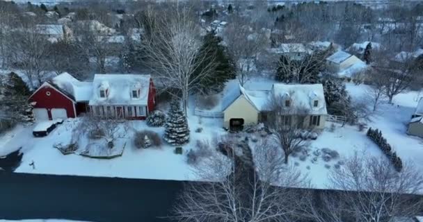 Lastbilsfoto Cape Cod Hem Täckt Vinter Snö Bostadsutveckling Förorter — Stockvideo