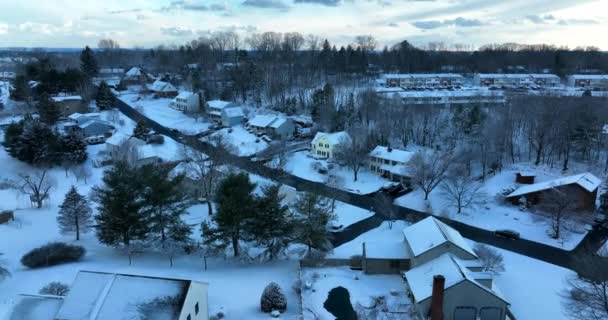 冬季大雪中的住宅区 美国的人口 住宅发展的航空景观 — 图库视频影像