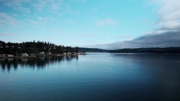 Rising Revealing Beautiful Blue Skies Reflecting Calm Waters Puget Sound — Vídeos de Stock