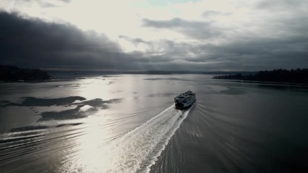 Ερχόμενοι Πίσω Από Ένα Πλοίο Μετακινούμενος Διασχίζει Σκοτεινά Ανακλαστικά Νερά — Αρχείο Βίντεο