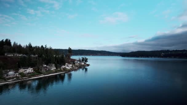 Dark Clouds Pass Blue Skies Reflected Calm Waters Puget Sound — Vídeo de stock